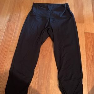 BLACK LULULEMON CROPPED LEGGINGS SIZE 8